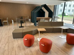 BURODOC AMENAGEMENT NOUVEAUX BUREAUX SEINE MARITIME-4 MOBILIER ESPACE DE DETENTE ET COLLABORATIF ESPACE DE VIE BANQUETTE POUF ESPACE D ECHANGE CABINE ET HUT ACOUSTIQUE GOTESSONS POUF MOBITEC BANQUETTE MENDI SOKOA.JPEG