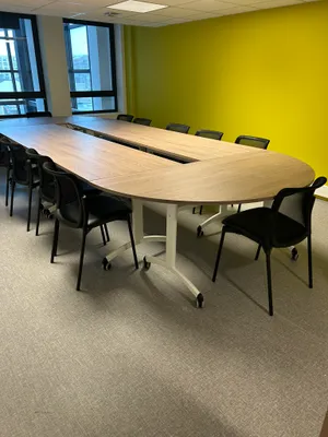 BURODOC AMENAGEMENT NOUVEAUX BUREAUX SEINE MARITIME-9 TABLE DE REUNION MOBILE PLATEAU ABATTANT.JPEG