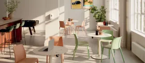 mobilier-espaces-detente-chaise-polypro-soleo-tables-chill-tabourets-vita