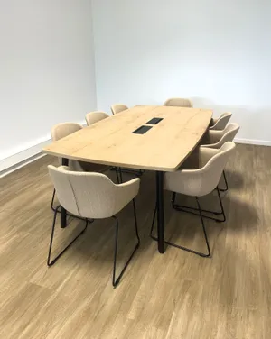 Burodoc aménagement salle de réunion avec prises et électrification intégrée.JPEG